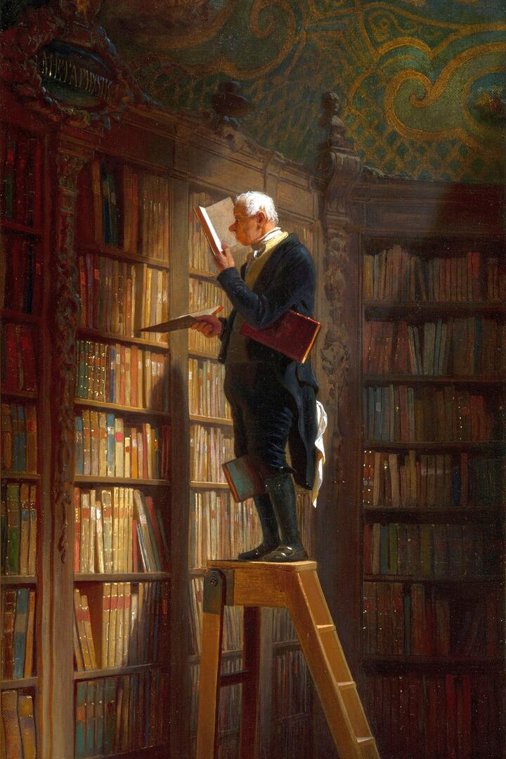 Stari bibliotekar na merdevinama čita između visokih polica punih knjiga.
